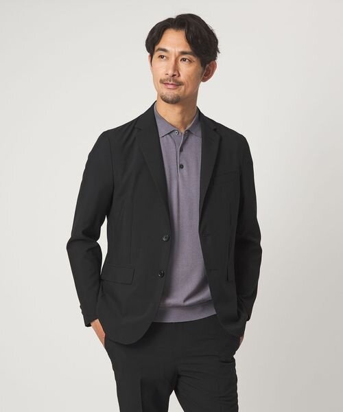 スーツにポロシャツを着た男性