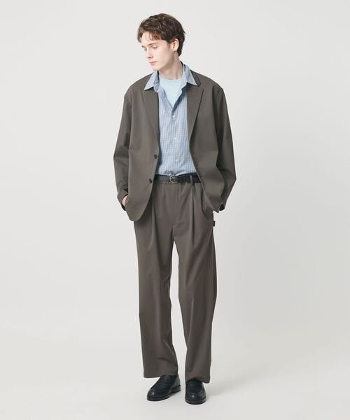 綺麗めカジュアルでスーツを着ている男性