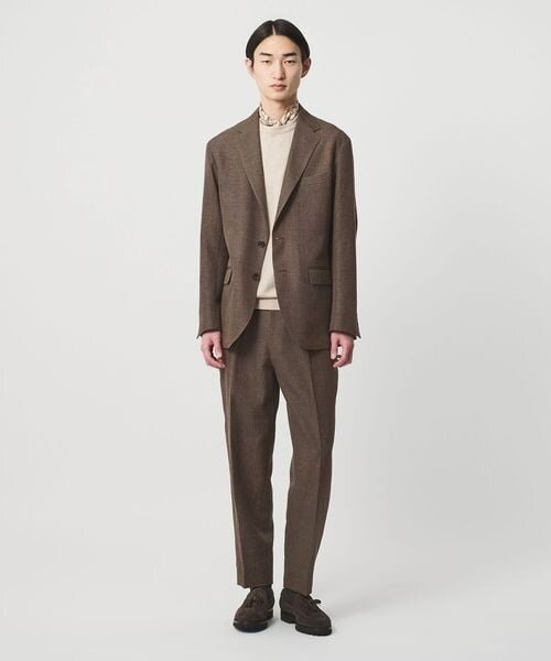 リネンスーツを着た男性