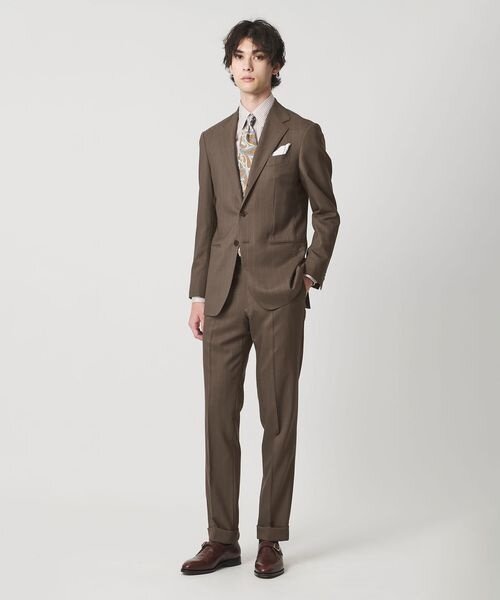 ブラウンのスーツを着た男性