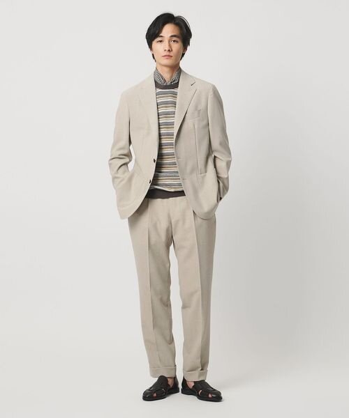 ベージュのスーツを着た男性