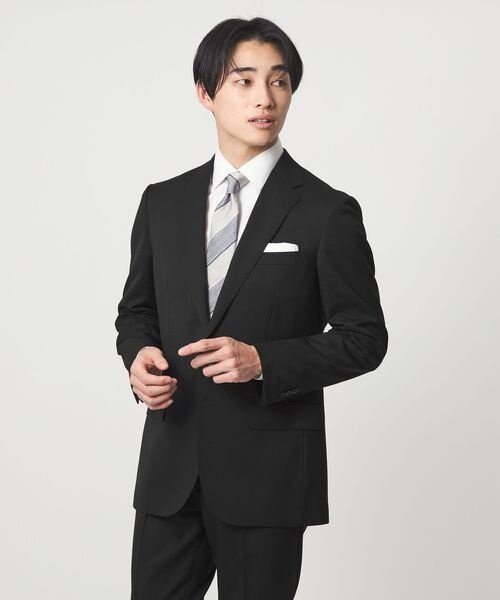 ブラックのスーツを着た男性