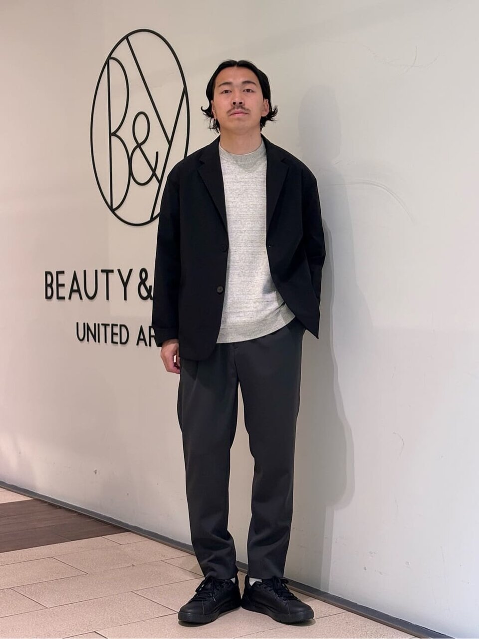 黒ジャケットとスラックスのメンズ春コーデ