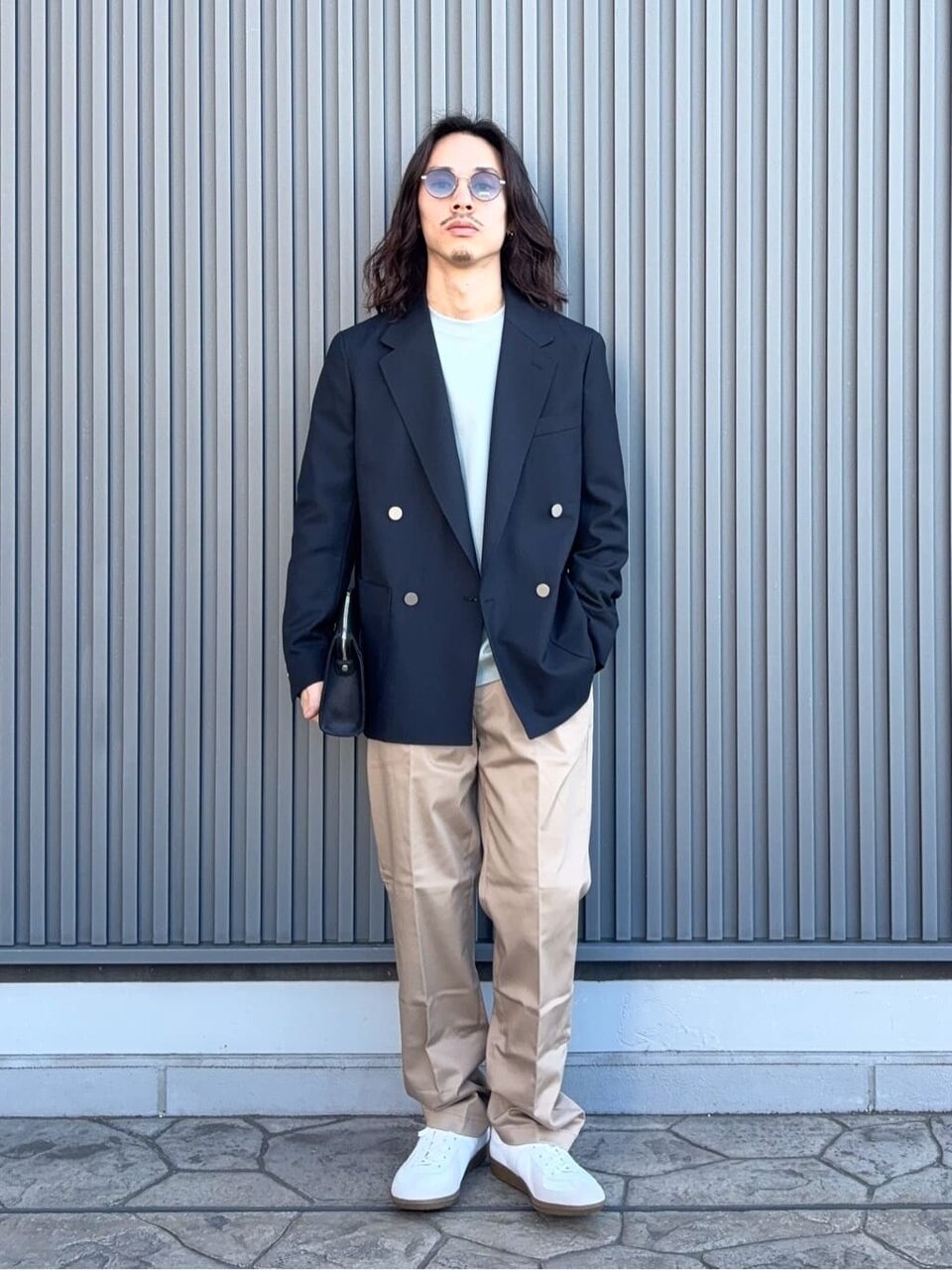 黒ジャケットとチノパンツのメンズ秋コーデ