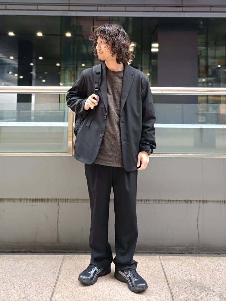 黒ジャケットとイージーパンツのメンズ春コーデ