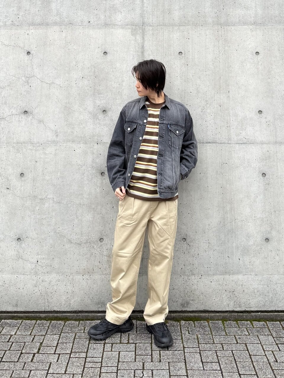 黒ジャケットとチノパンツのメンズ春コーデ
