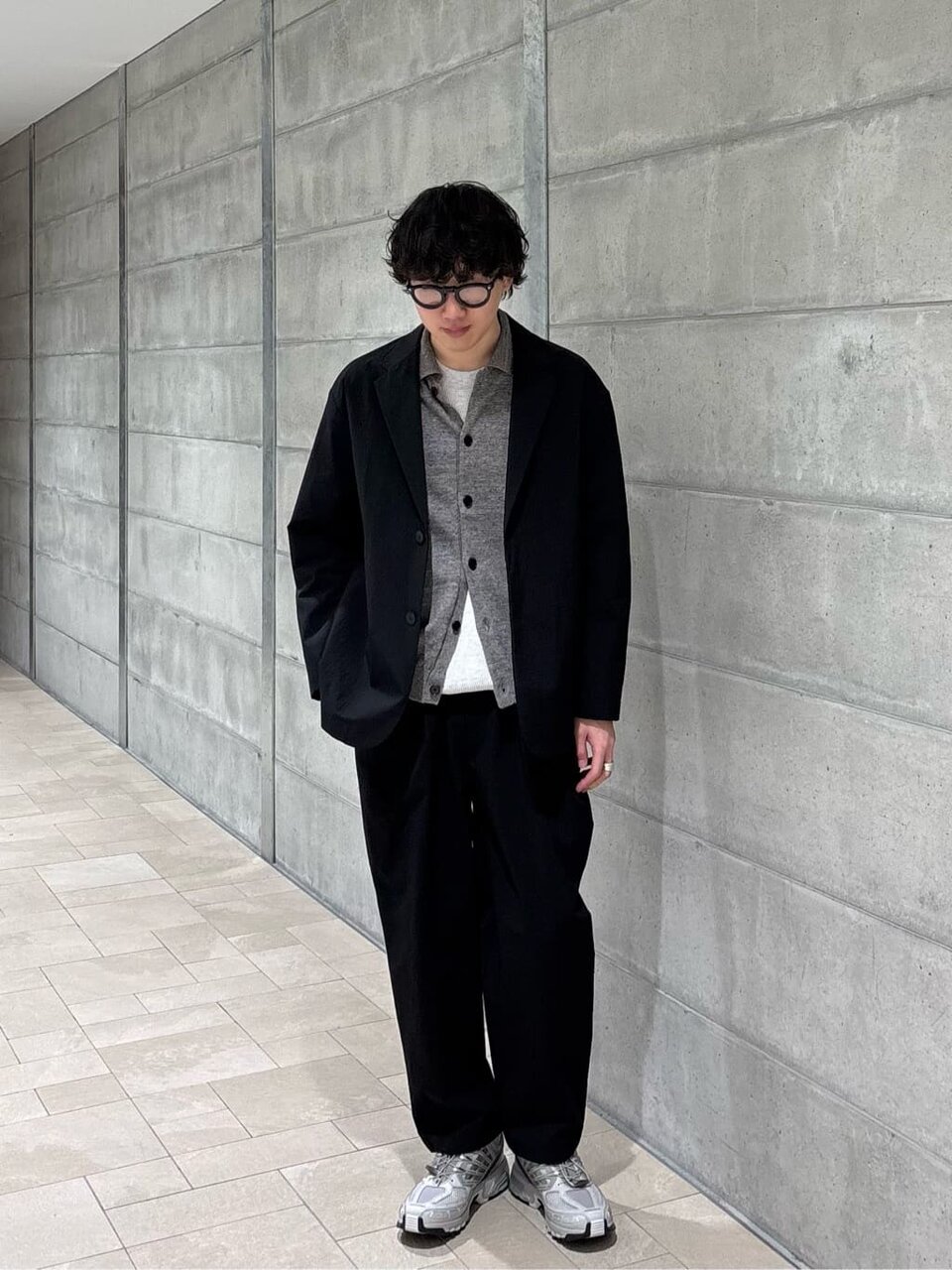 黒ジャケットとイージーパンツのメンズ秋コーデ