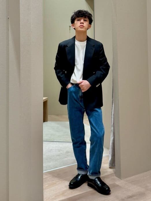 黒ジャケットとデニムパンツのメンズ春コーデ