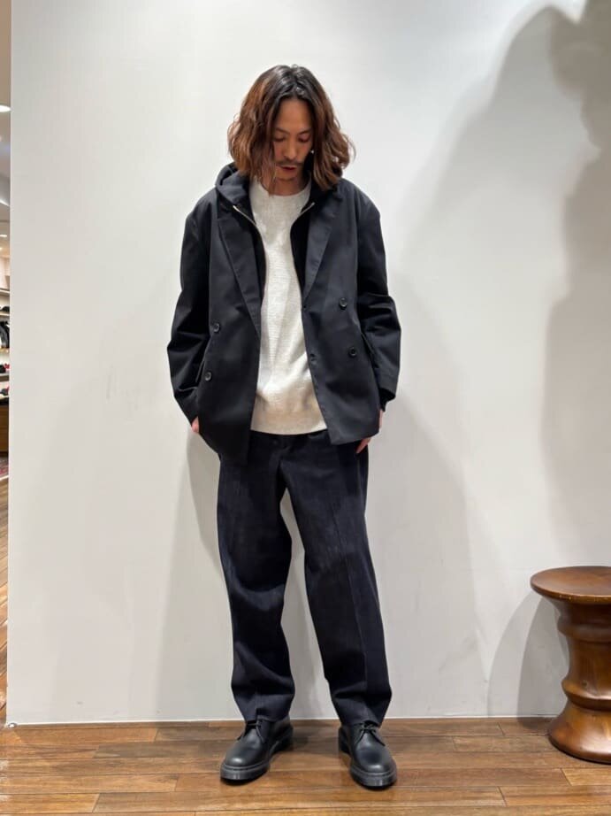 黒ジャケットとデニムパンツのメンズ秋コーデ