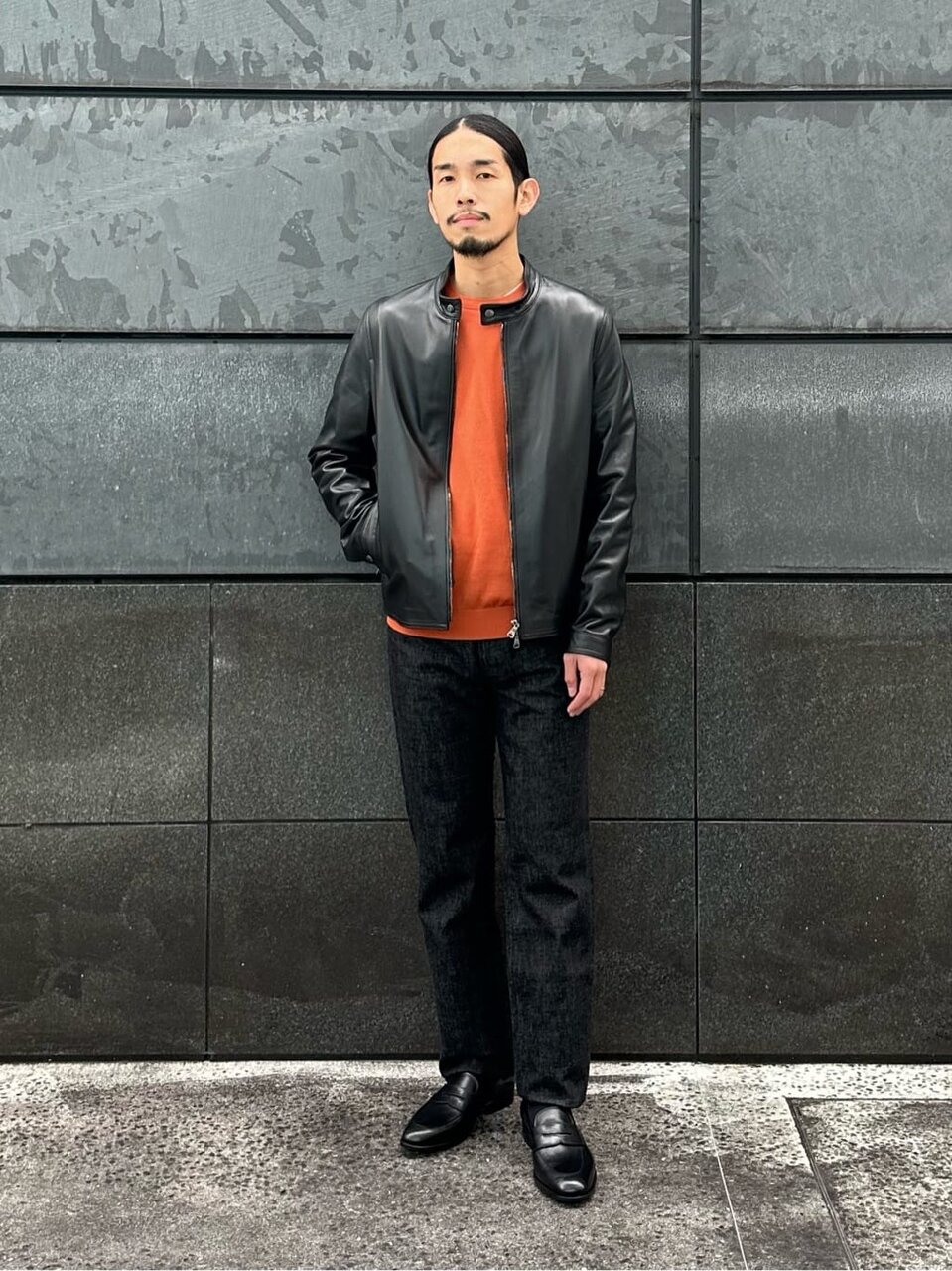 黒ジャケットとデニムパンツのメンズ秋コーデ
