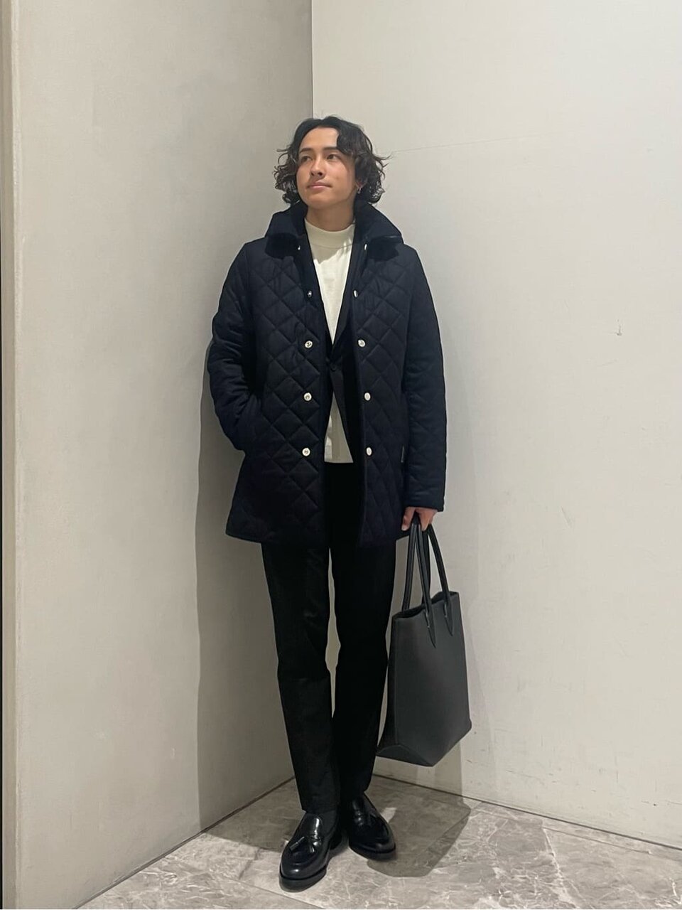 黒ジャケットとスラックスのメンズ冬コーデ