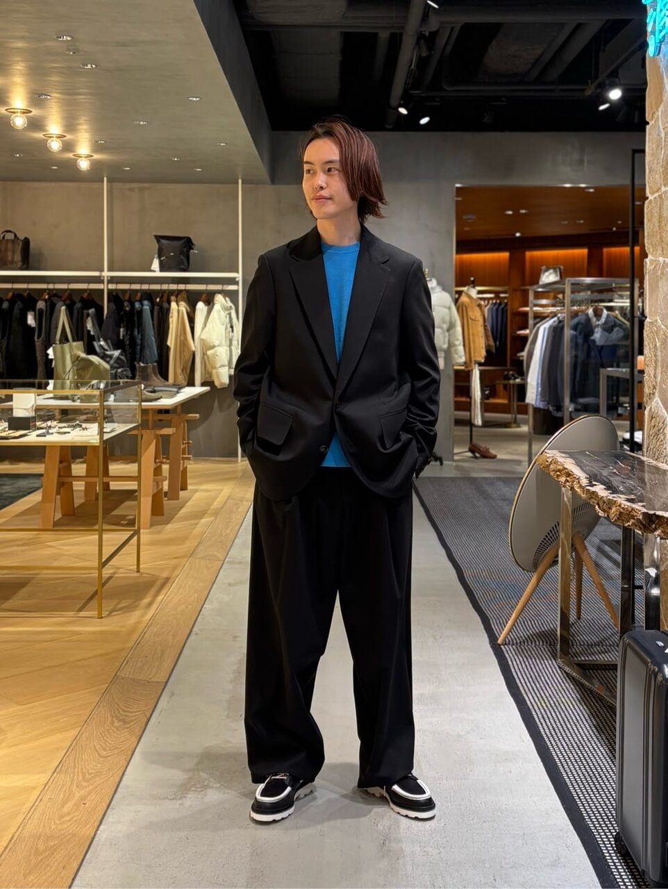 黒ジャケットとワイドスラックスのメンズ冬コーデ