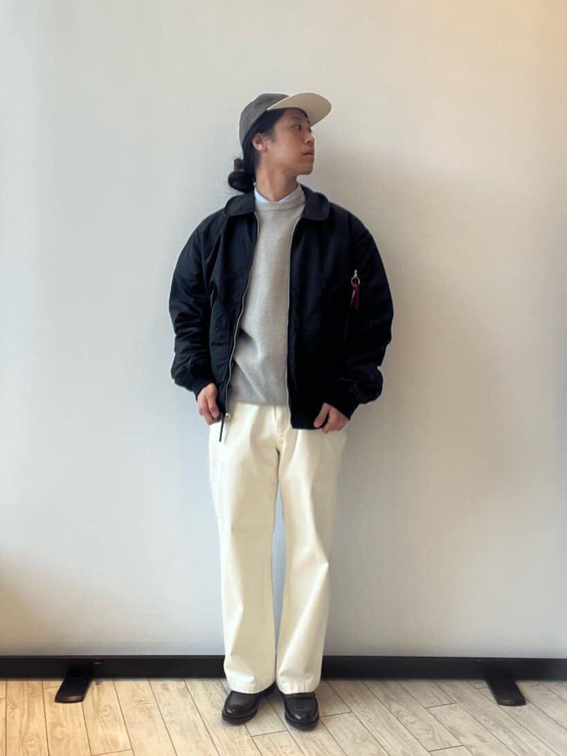 黒ジャケットとデニムパンツのメンズ冬コーデ