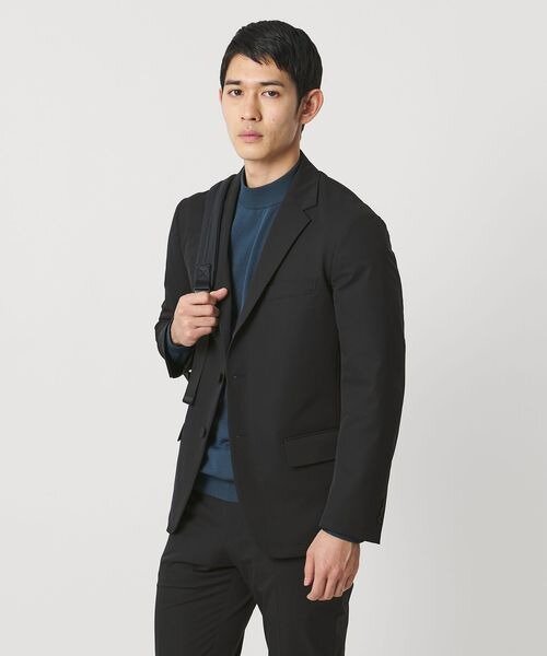 ジャストサイズの黒ジャケットを着た男性