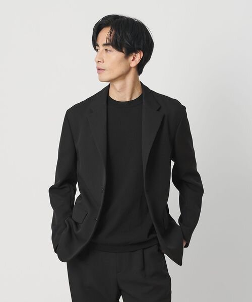 黒のテーラードジャケットを着た男性