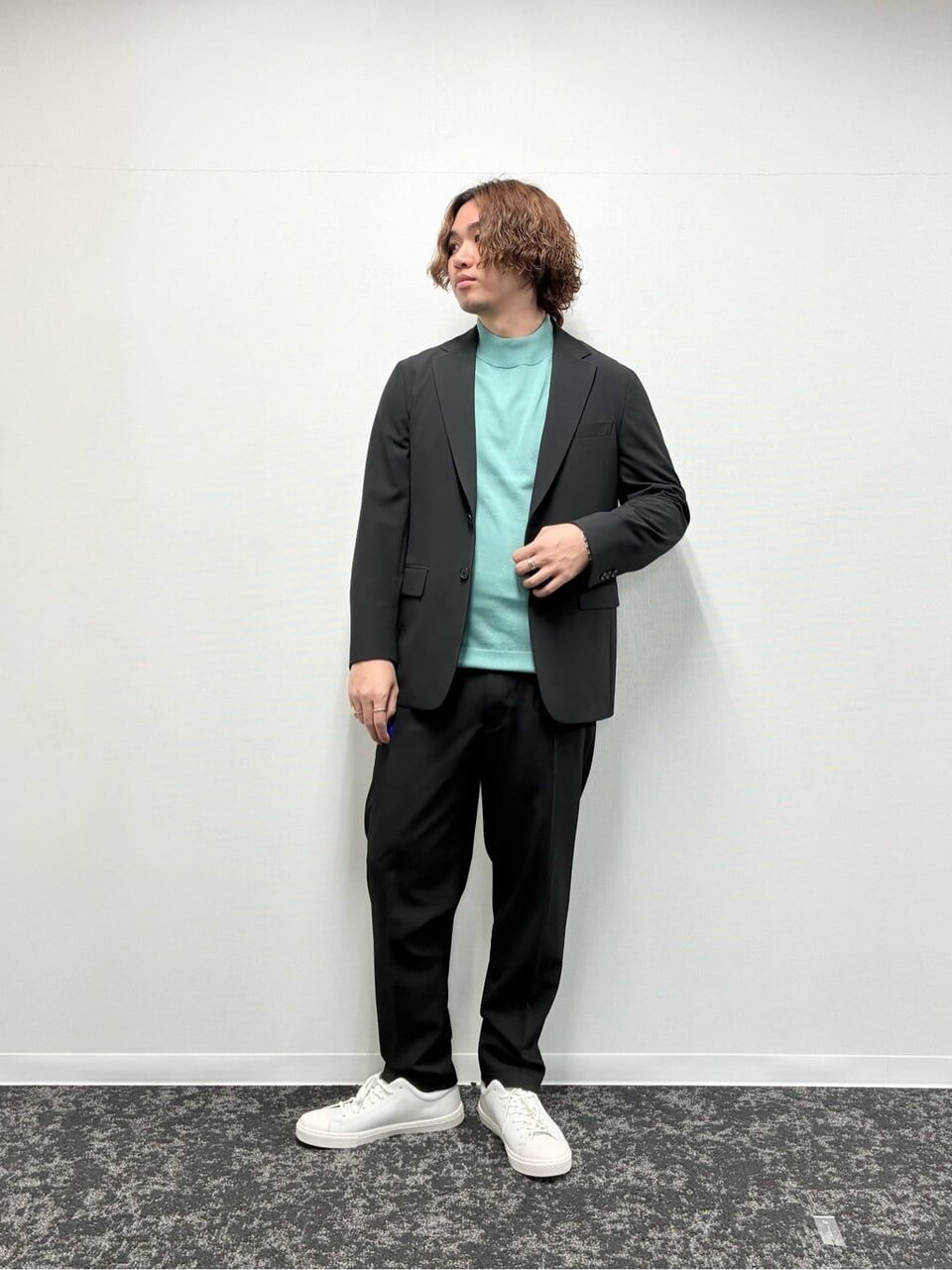 黒ジャケットを使った30代メンズコーデ