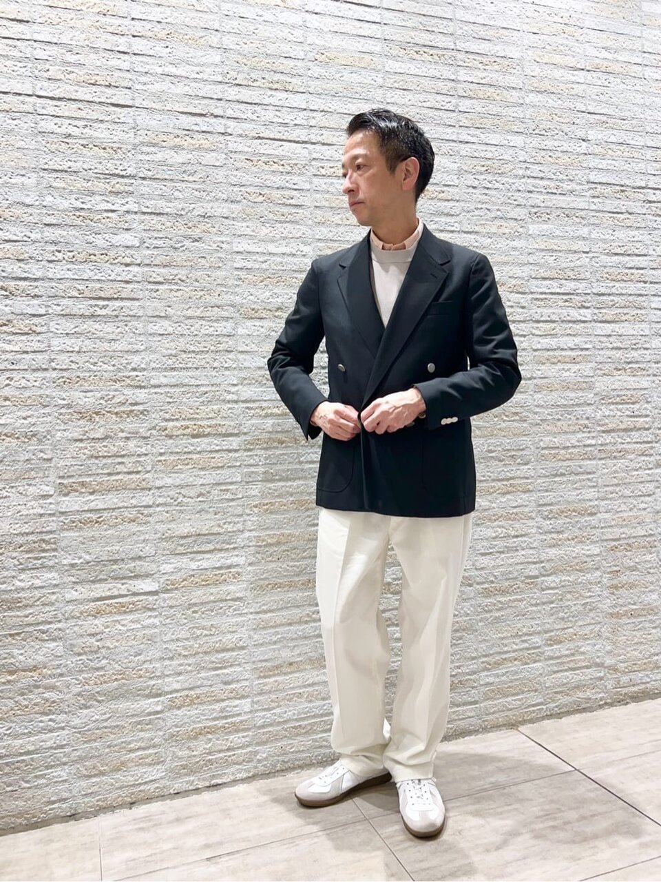 黒ジャケットを使った50代メンズコーデ