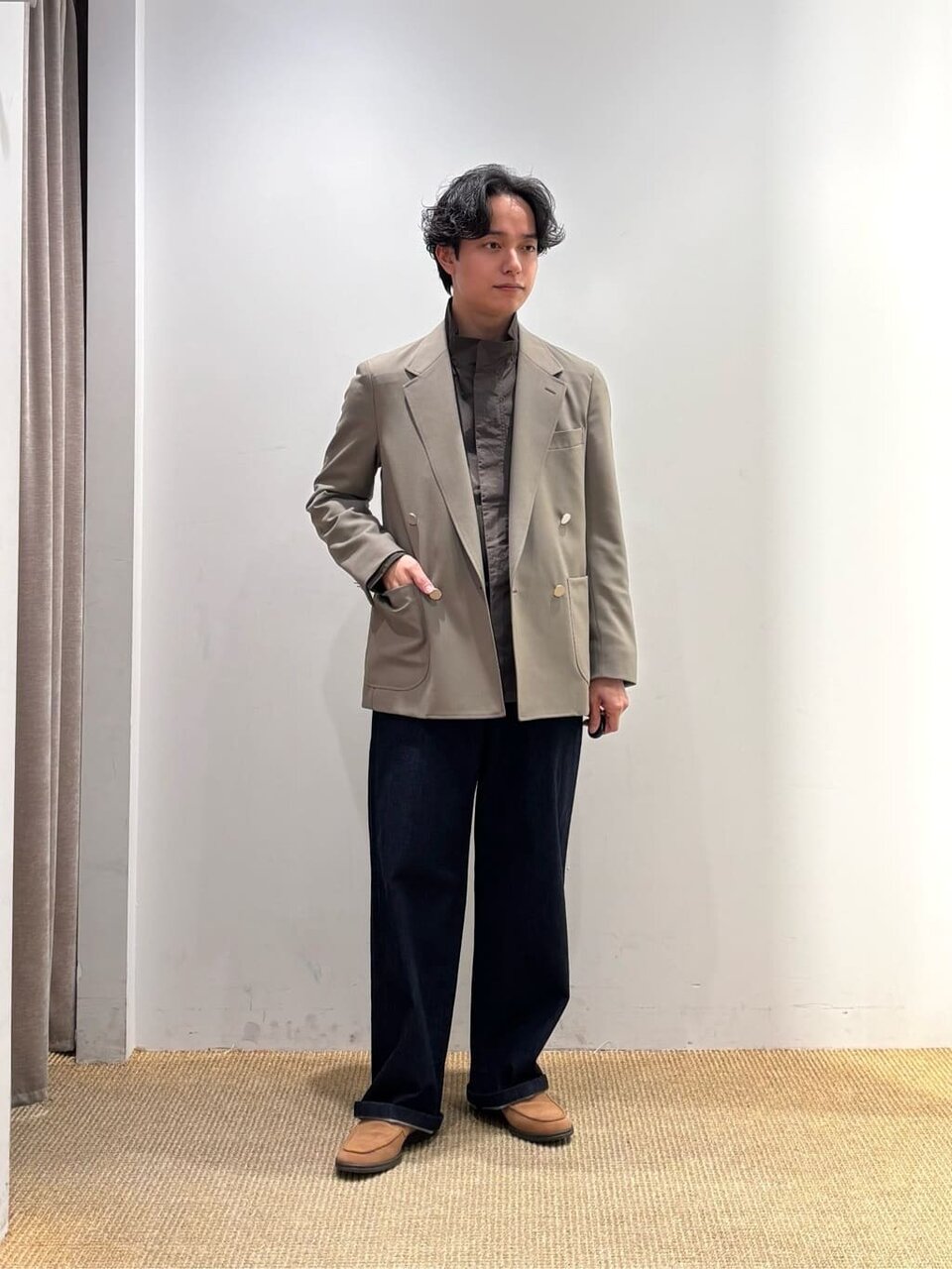 ベージュジャケット×ネイビーパンツのコーデ