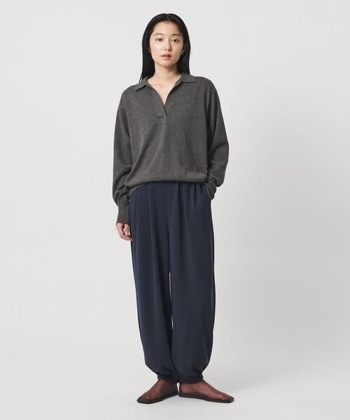 グレーのトップス×ネイビーパンツのコーデ