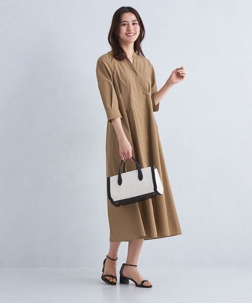 バッグを持ったワンピースを着た固定