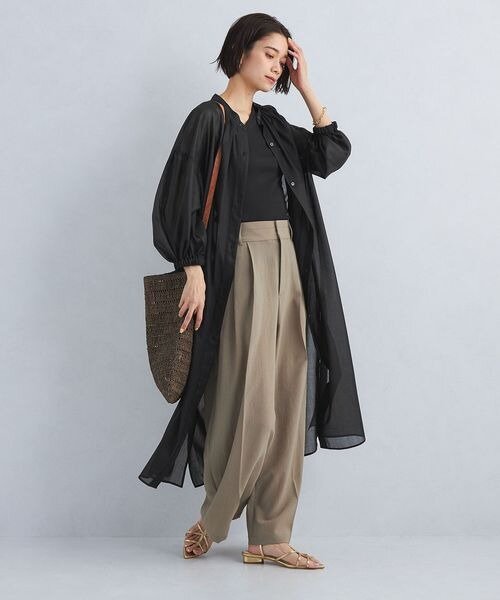 シャツワンピースを羽織った女性