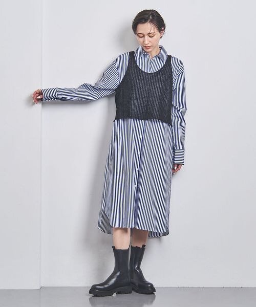 シャツワンピース×ベストの女性