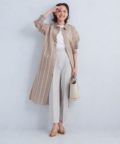 腕まくりをした女性