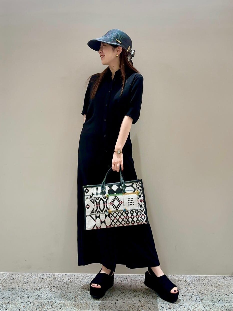 黒のシャツワンピース×キャップのコーデ
