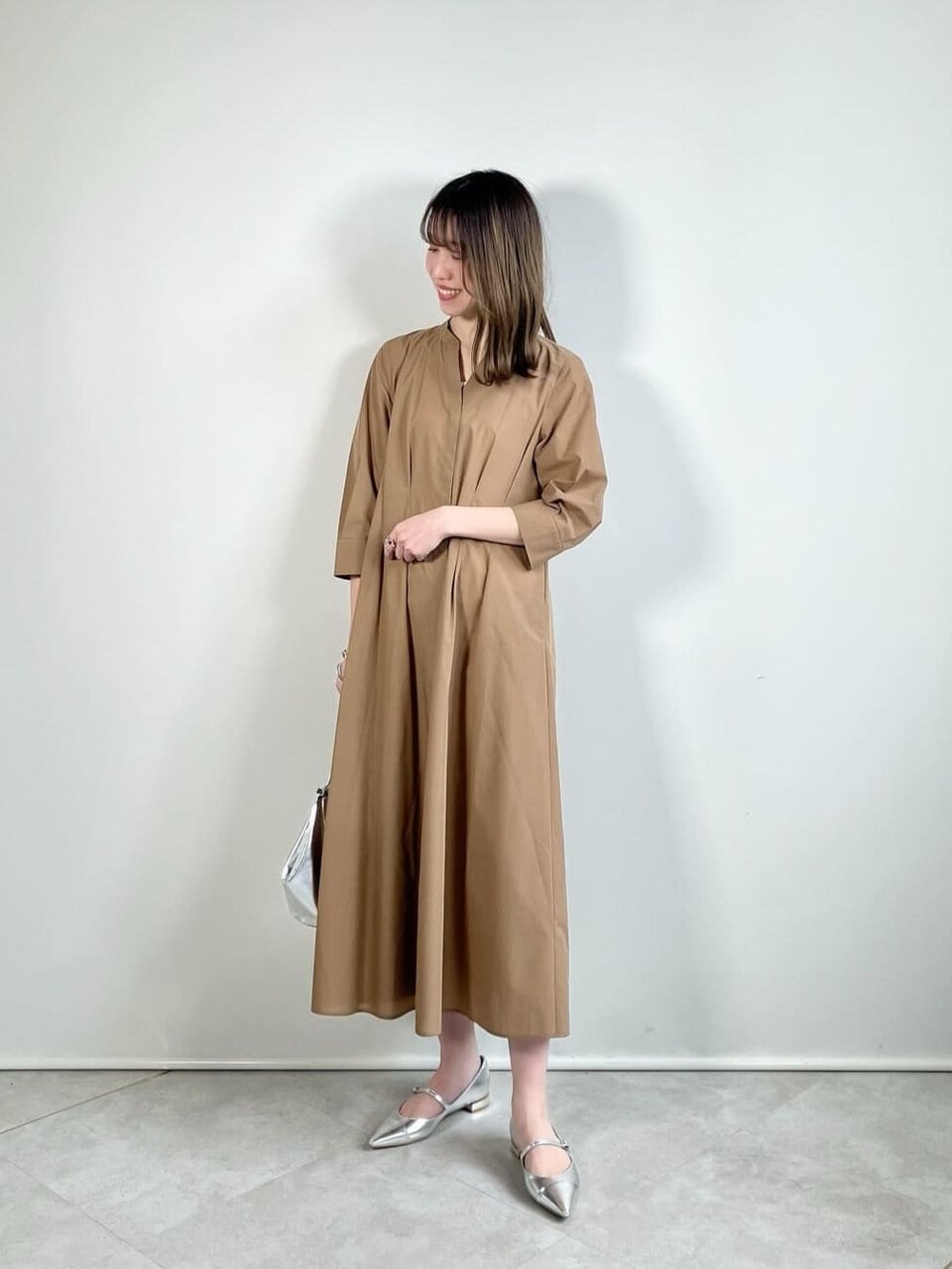 ベージュのシャツワンピース×ポインテッドトゥパンプスのコーデ