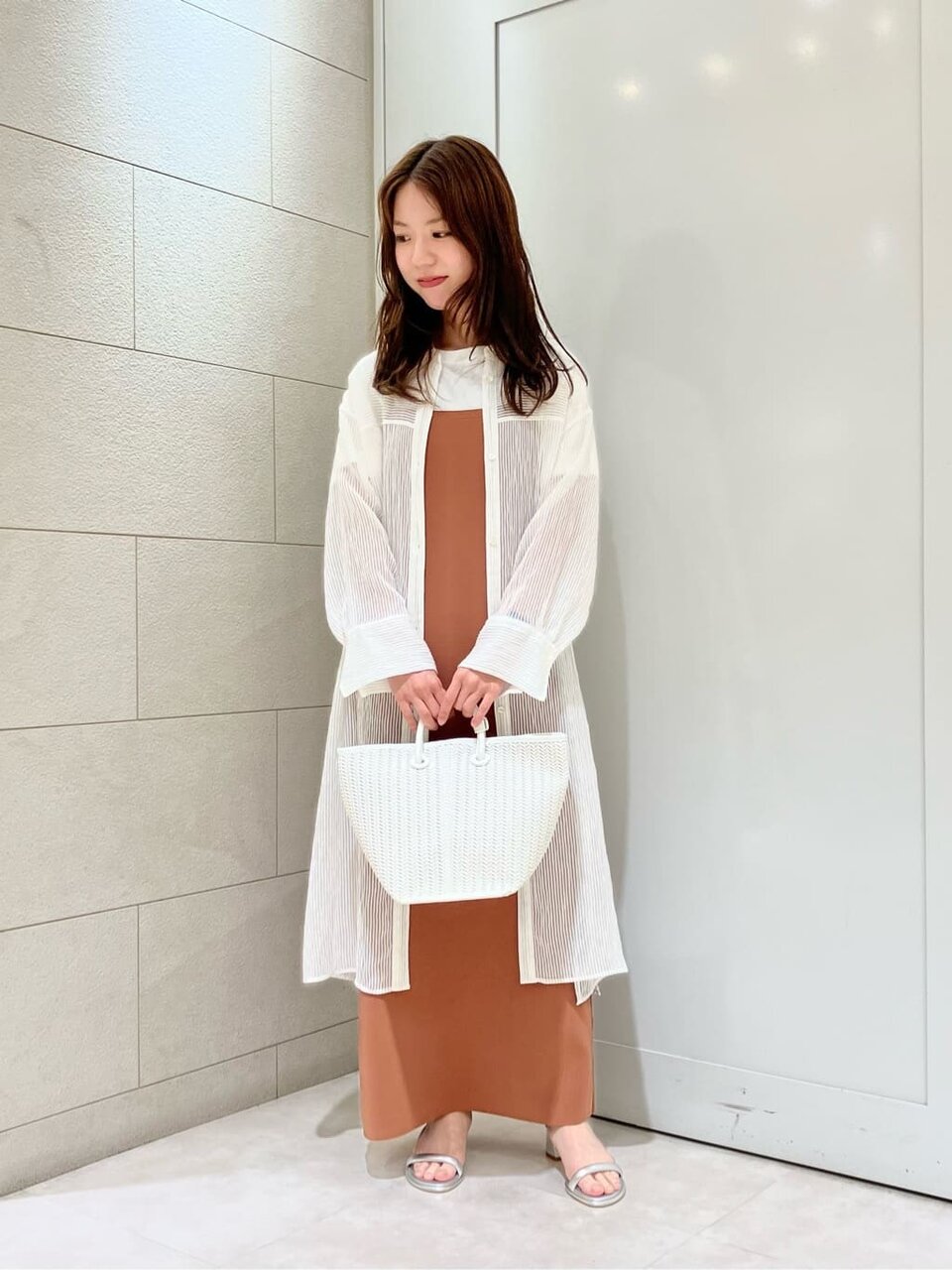 白のシャツワンピース×キャミソールワンピースのコーデ