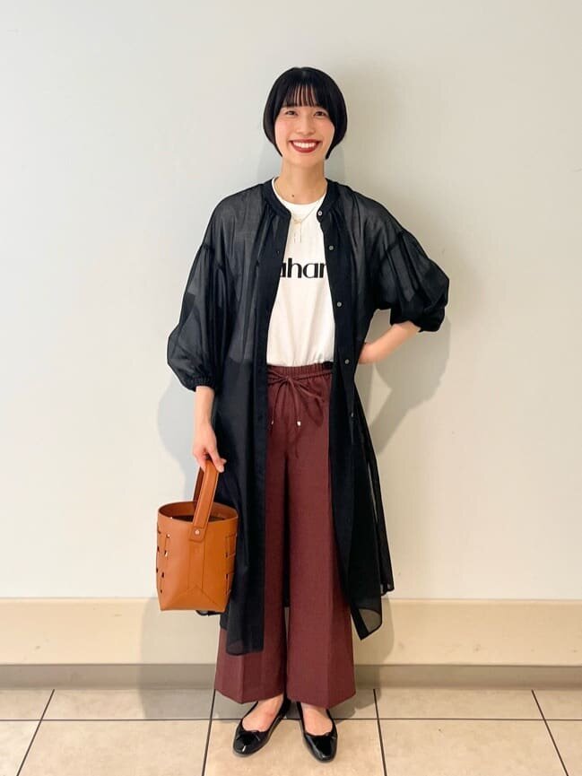 黒のシャツワンピース×フレアパンツのコーデ