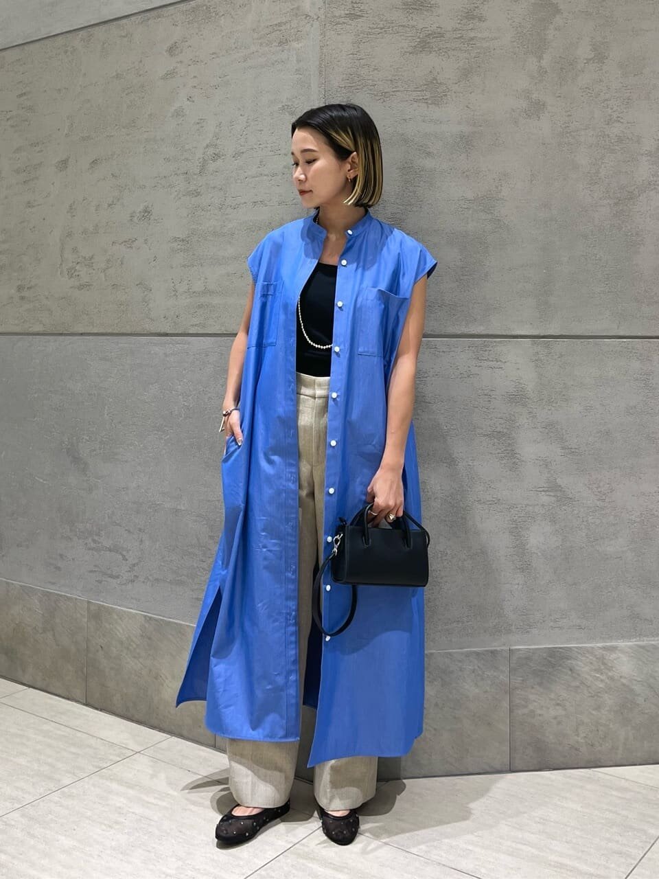 コバルトブルーのシャツワンピース×ワイドパンツのコーデ