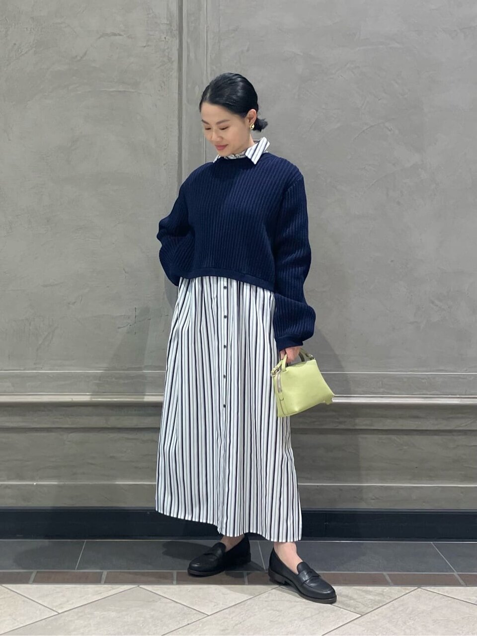 ストライプ柄のシャツワンピース×ニットのコーデ