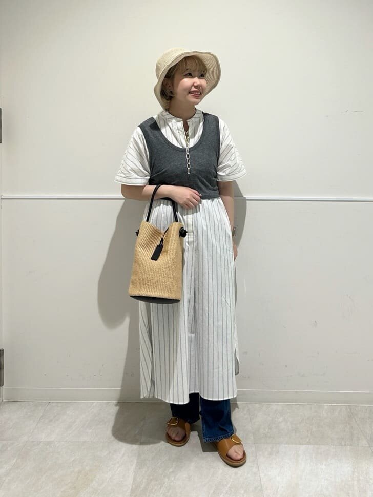 ストライプ柄のシャツワンピース×ニットタンクトップのコーデ