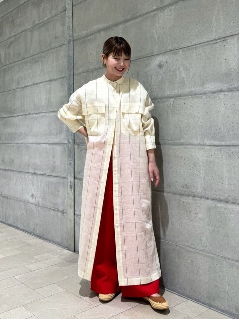 ナチュラルカラーのシャツワンピース×イージーパンツのコーデ