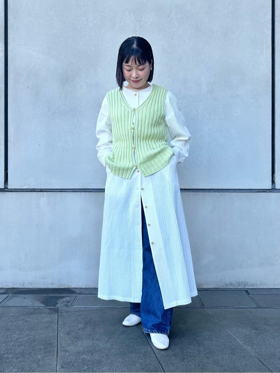 白のシャツワンピース×デニムパンツのコーデ