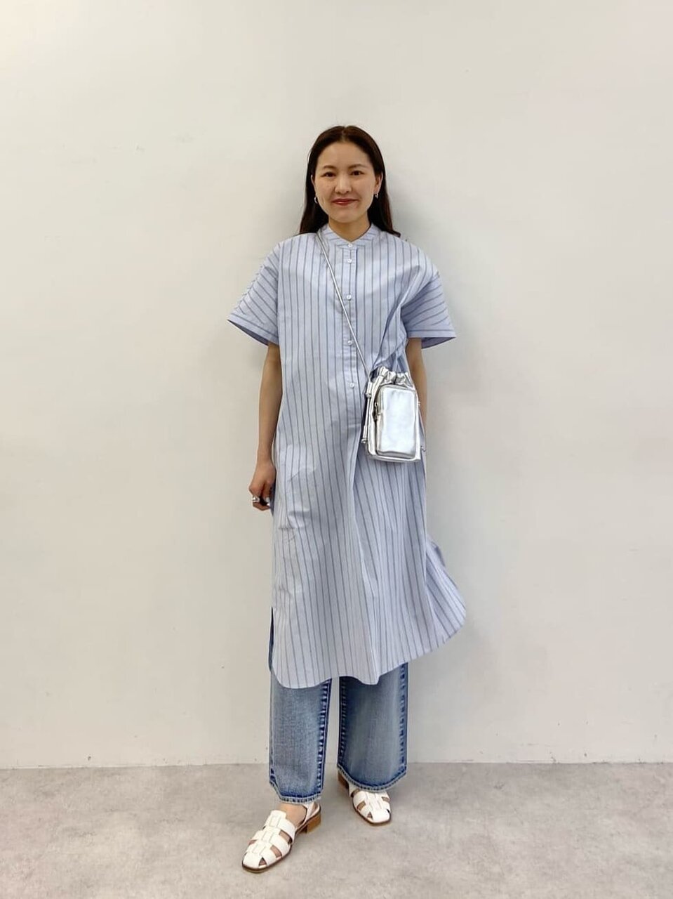 ストライプ柄のシャツワンピース×デニムパンツのコーデ