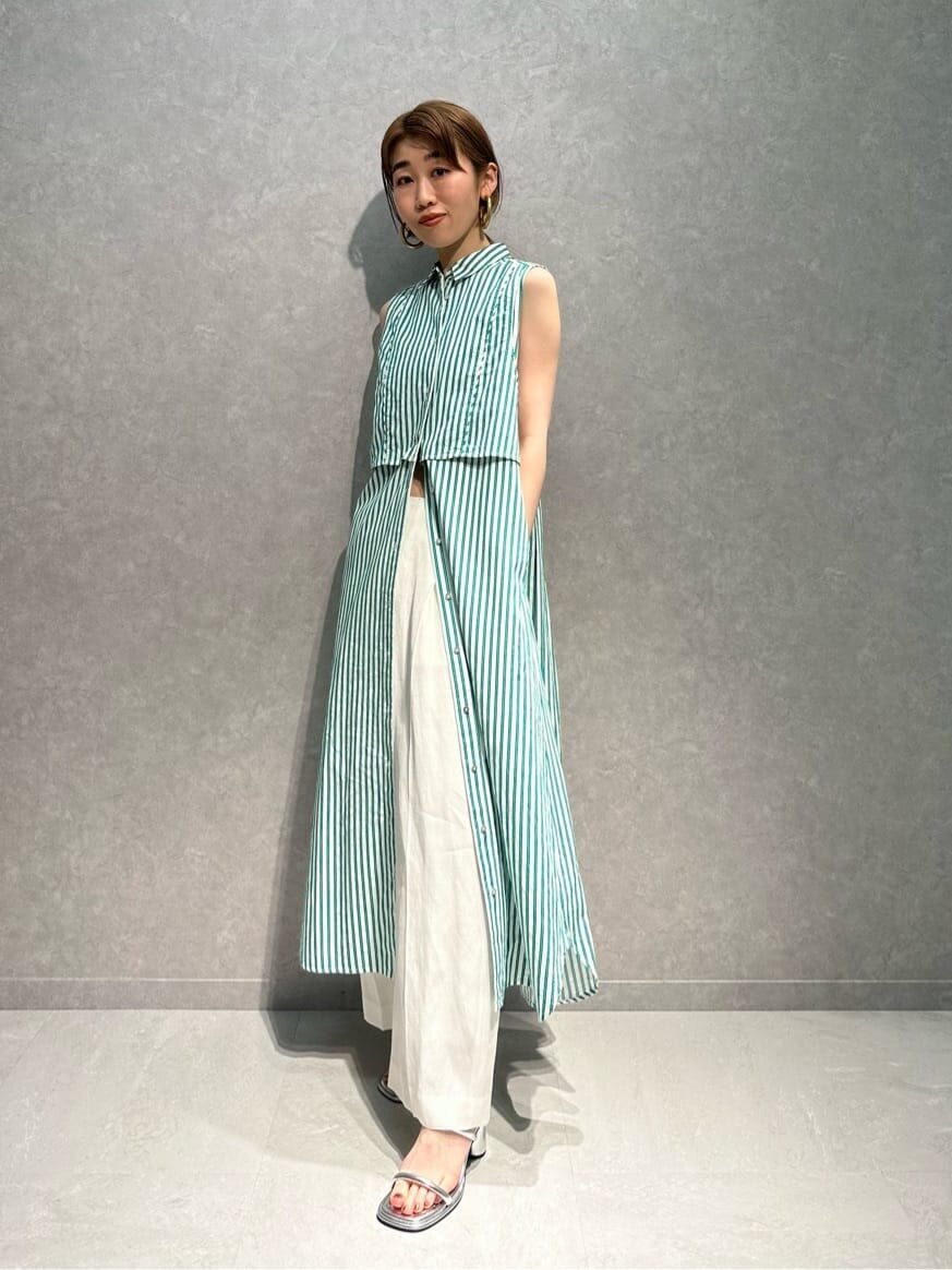 ケリーグリーンのシャツワンピース×ワイドパンツのコーデ