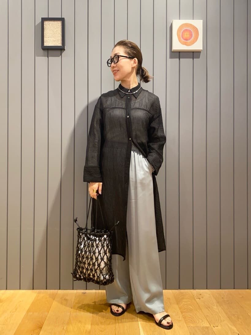 黒のシャツワンピース×サテンパンツのコーデ