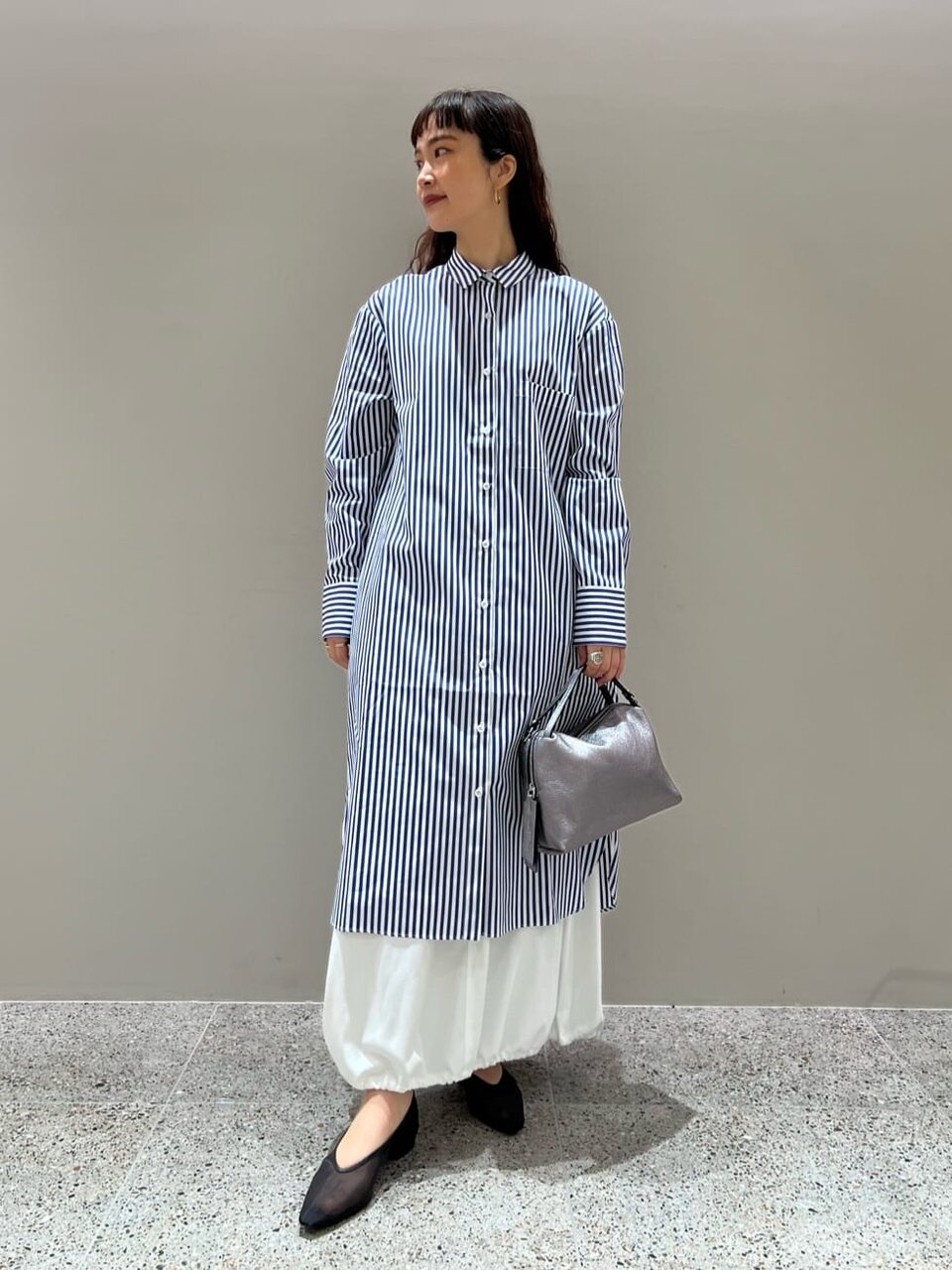 ストライプ柄のシャツワンピース×スカートのコーデ