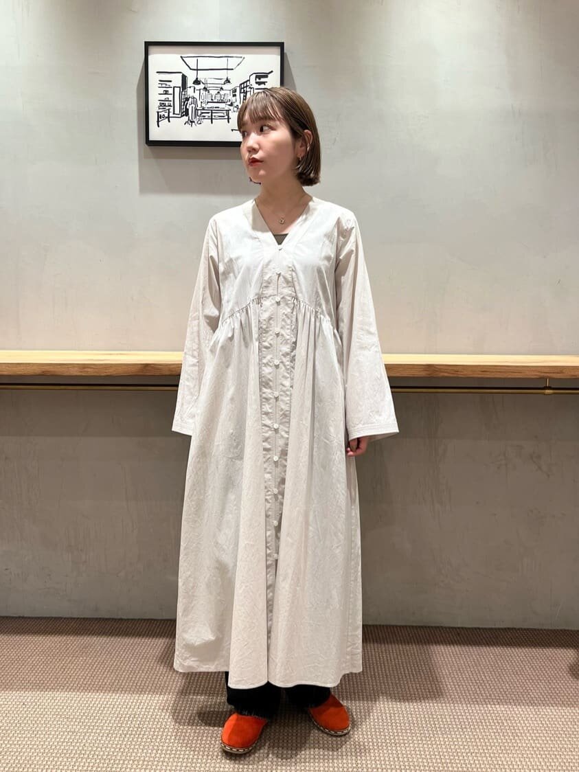 グレーのシャツワンピース×スリッポンのコーデ