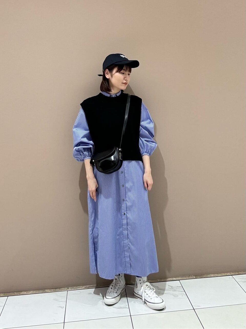 ライトブルーのシャツワンピース×ノースリーブトップスのコーデ