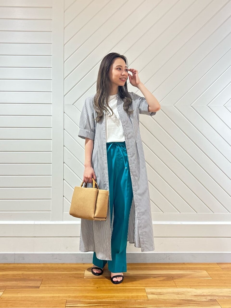 ストライプ柄シャツ×カラーパンツのコーデ