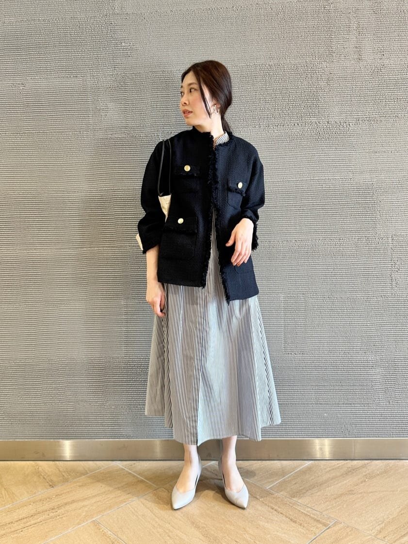 ストライプ柄のシャツワンピース×ツイードジャケットのコーデ
