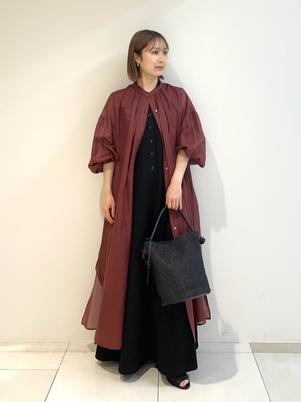 ブリックカラーのシャツワンピース×黒のワンピースのコーデ