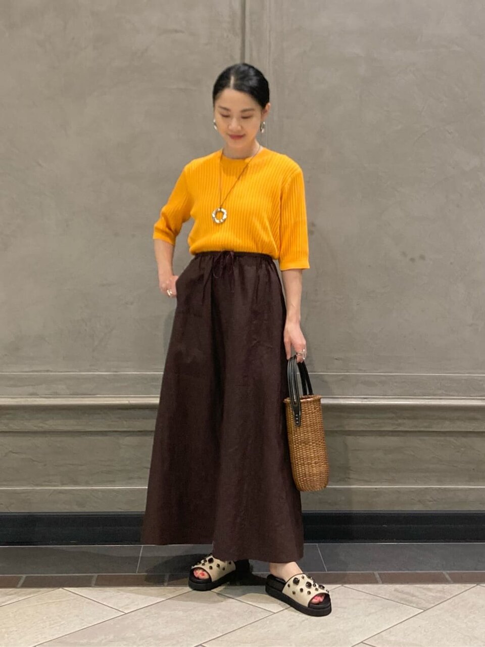 ニットとスカートを使った25度の服装