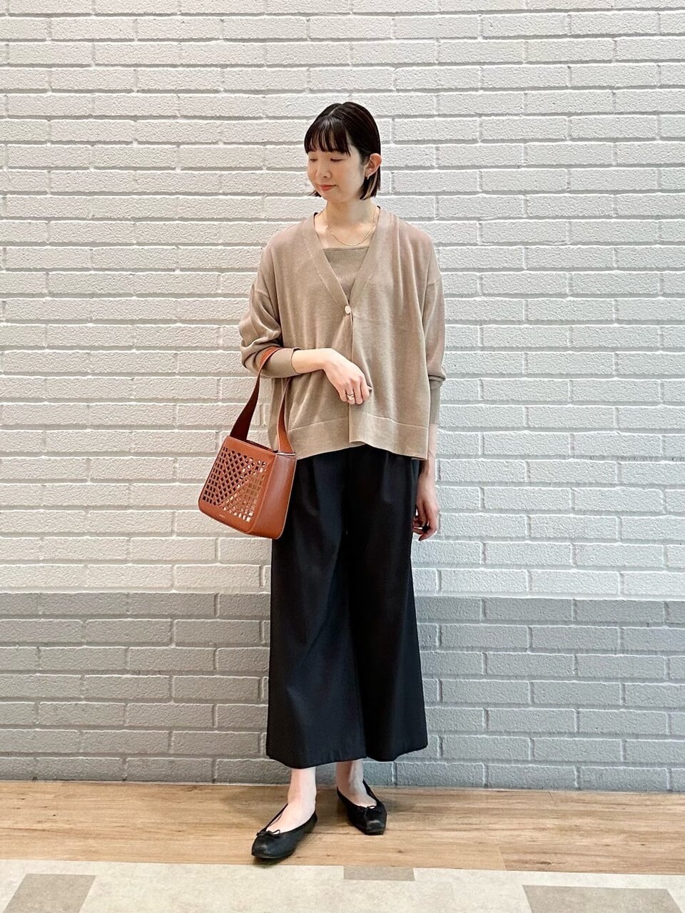 カーディガンとチノパンツを使った25度の服装