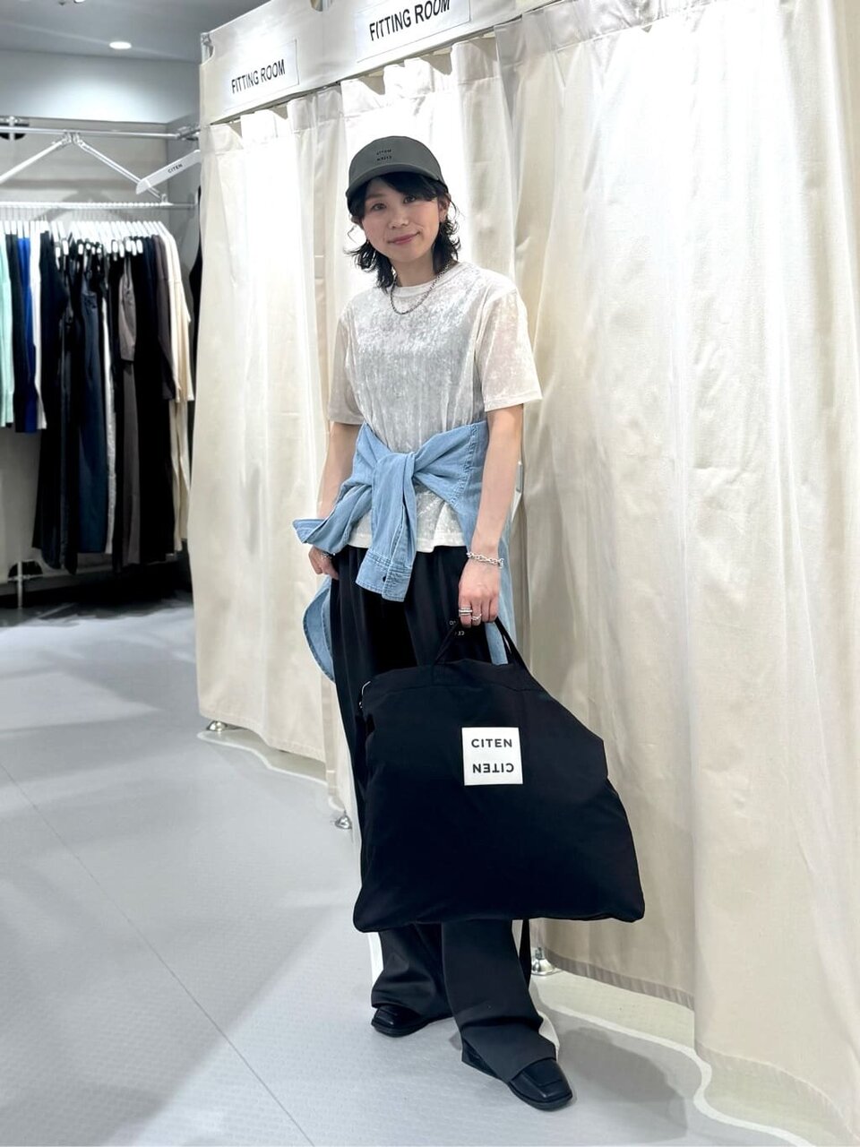 Tシャツとパンツを使った25度の服装