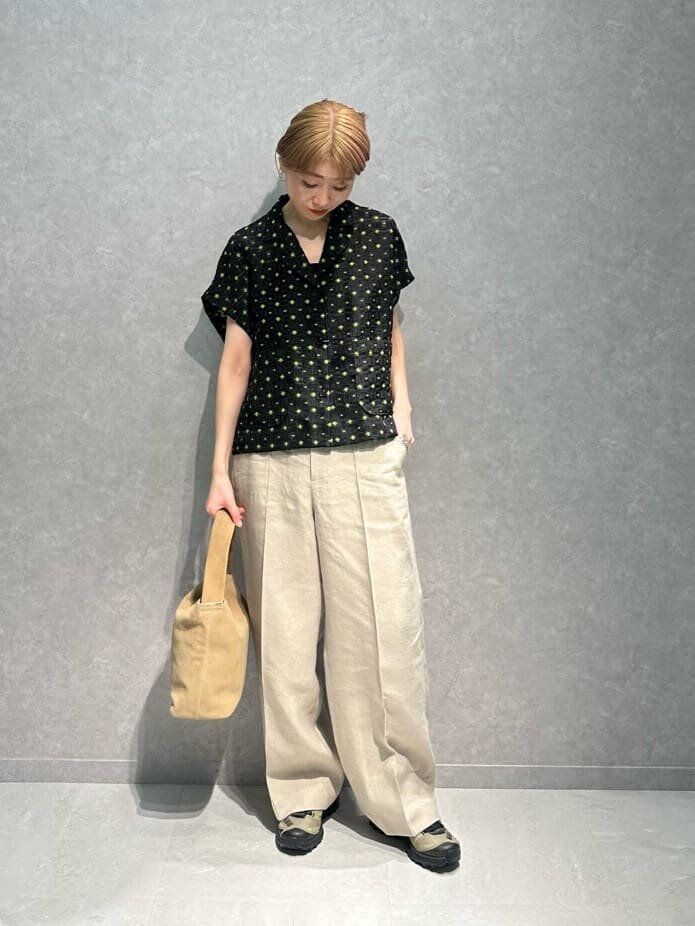 ブラウスとパンツを使った25度の服装