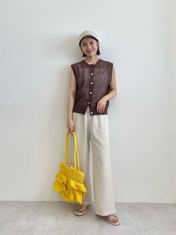 ニットとパンツを使った25度の服装